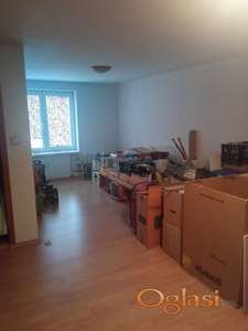 Kuća u Kragujevcu, naselje Vašarište - površina 89 m2, u osnovi, dva pomoćna objekta 43 m2 I 27 m2, plac 466 m2
