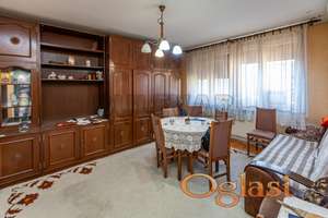 Trosoban  stan  na  Sinđelićevom trgu, III sprat, 66 m2  plus lođe