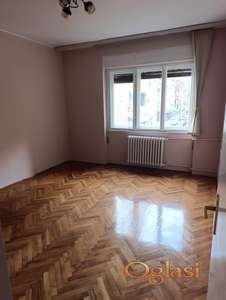 dvosoban, nenamešten stan u blizini keja pogodan za poslovni prostor