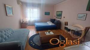 pGARSONJERA SA TROKOVIMA AVIJACIJA  pp divdivdivAgencijska ifra 9100341 Stan se nalazi na 1 Spratu kue koja se koristila ka