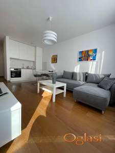 ODLICAN LUX STAN NA ROTKVARIJI