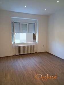 CENTAR - KOD IZVRŠNOG VEĆA - RENOVIRAN SALONSKI DVOSOBAN STAN - RETKO U PONUDI !!!!