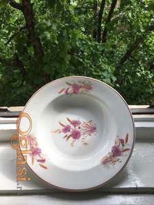 Porcelanski tanjir sa cvetnim motivom