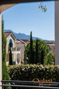 Apartman s terasom i dvorištem u Luštici Centrale