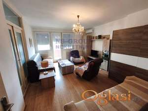 Predstavljamo Vam uknjižen jednoiposoban stan na izuzetnoj lokaciji pogodnoj za miran i skladan život.