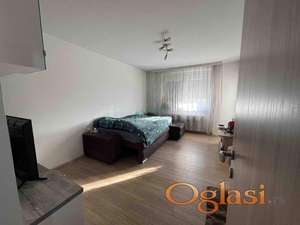 Izdaje se dvosoban, komforan i svetao stan kod Sajma; pet-friendly 