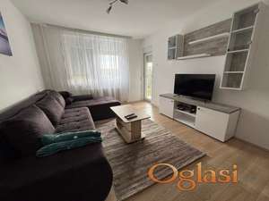 Izdaje se dvosoban, komforan i svetao stan kod Sajma; pet-friendly