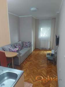 NAMEŠTEN JEDNOIPOSOBAN STAN U CENTRU U LAZE KOSTIĆA ULICI 300 EVRA