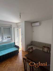 Izdajem namešten, jednosoban stan, Hadži Ruvimova. Tel 066 908 5121