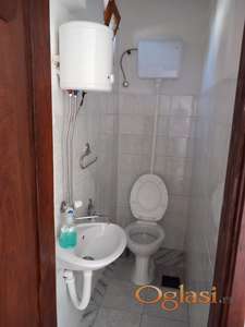 Izdajem poslovni prostor