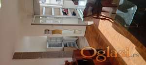 Izdajem namešten trosoban stan na Petrovaradinu.