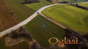 Odlična dva placa sa površinom od 7039 m2 i 2245 m2, što ukupno iznosi 9284 m2.