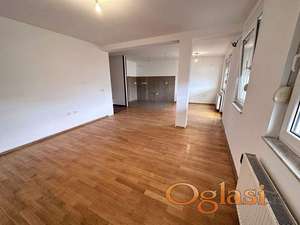 Petosoban porodičan stan u centru grada!