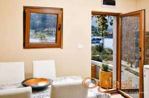 1. linija — Renovirana kamena kuća na Lustici