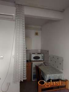 Izdajem nameštenu garsonjeru na Zvezdari