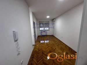 Na prodaju potpuno renoviran jednoiposoban stan na Grbavici.