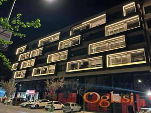 NOV, NAMESTEN JEDNOIPOSOBAN STAN U NOVOJ ZGRADI SA DVA GARAZNA MESTA