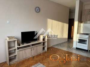 Izdajem lep renoviran okrečen dvosoban stan u samom Centru !!! ID#4629