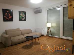LEPO NAMEŠTEN TROSOBAN STAN SA PARKING MESTOM - SAJAM