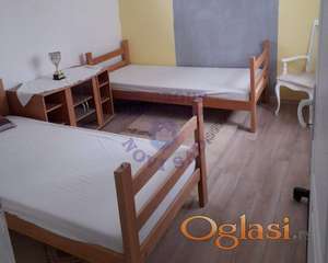 Izdaje se dvosoban stan na Klisi. Idealno za radnike. Zajednička kuhinja i kupatilo,šest odvojeni kreveta. Stan se nalazi u neposrednoj blizini Najlon pijace. Za više informacija nazovite našu agenciju.