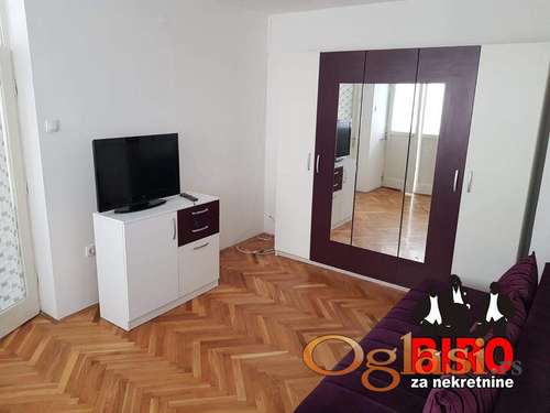 <p>Izdaje se dvosoban stan od 56 m2 na Bulevaru Oslobodjenja. Odlicna lokacija, izuzetno dobar i funkcionalan raspored.<