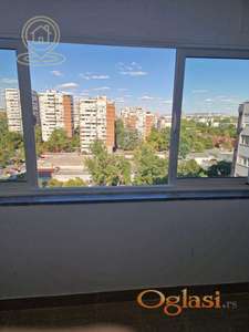 Izdavanje potpuno opremljenog stana kod TC Enjub – terasa, klima, lift, odlična lokacija