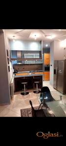 SAVRŠENA LOKACIJA-LUX NAMEŠTEN TROSOBAN STAN U SAMOM CENTRU GRADA U BLIZINI KEJA 700 EVRA