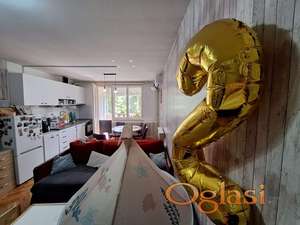 Miran kraj Stare Detelinare, okolina puna zelenila. Jednoiposoban stan, visoko prizemlje, dvostrano orijentisan!