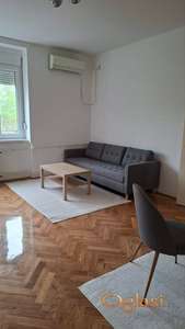 KOMFORAN, RENOVIRAN TROSOBAN STAN SA PARKING MESTOM KOD DUNAVSKOG PARKA