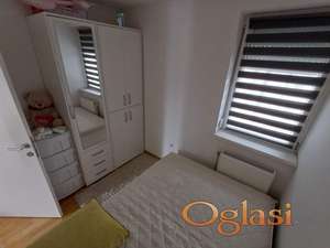 NAMEŠTEN JEDNOIPOSOBAN STAN NA ADICAMA 300 EVRA