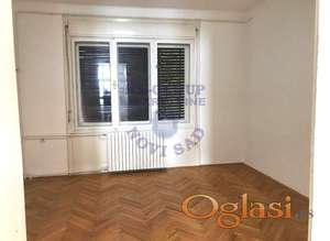 Izdaje se funkcionalan salonac na Keju