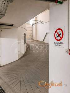 Izdaje se garažno mesto u centru grada