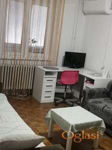 Odmah useljiv  renoviran stan 2 sobe  2 kupatila 9 prostorija