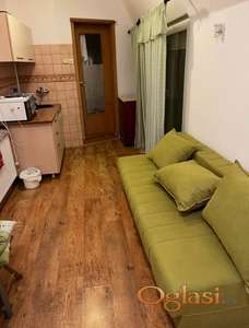 Garsonjera na Limanu 2, prekoputa promenade