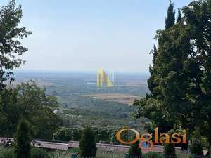 Građevinski plac sa pogledom na Srem, na samoj granici nacionalnog parka