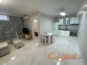 Na prodaju DVOIPOSOBAN stan u suterenu, komplet namešten, 55m2!