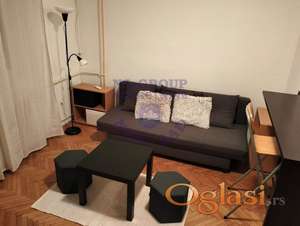 Izdaje se nameštena garsonjera površine 29 m² u blizini Bulevara oslobođenja.