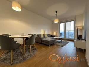 Moderan stan sa garažnim parking mestom