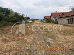 Plac  pored  glavnog  puta  u  Pejkovcu, 48 ari