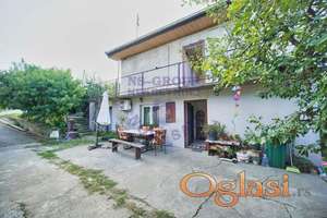 Veoma lepa spratna kuća novije gradnje sa prelepim pogledom na Dunav.