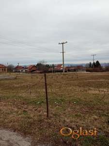 Plac u Drači kod Kragujevca -  površina 7071 m2, građevinsko i poljoprivredno zemljište sa mogućnošću prenamene, kuća 114 m2 i pomoćni objekat 120 m2