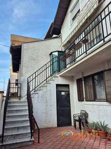 Prodaje se porodična stambena kuća na atraktivnoj lokaciji u naselju Detelinara