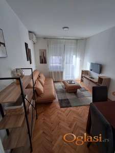 ODLIČAN JEDNOIPOSOBAN STAN U JANKA ČMELIKA - USELJIV ODMAH !