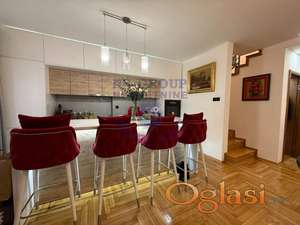 Prodaje se trosoban duplex stan u zgradi novije gradnje na samom početku Bulevara Evrope!