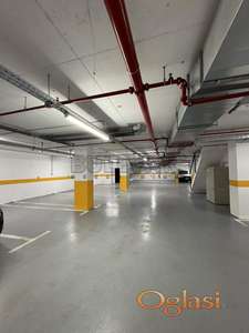 Izdaje se garažno mesto u centru grada
