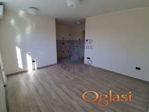 Garsonjera koja gleda na Dunavski park.Prilika!