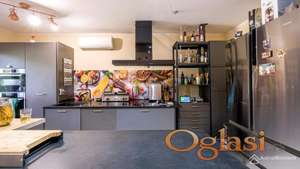 Townhouse na tri sprata u kompleksu s bazenom