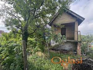 Odličan plac u čortanovcima sa zidanom vikendicom 40m2!