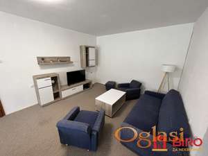 *** Jednoetažna kuća u centru Sremske Kamenice, u neposrednoj blizini glavne saobraćajnice i Kameničkog parka! ***