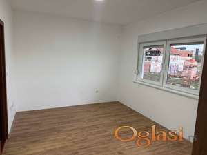 Nov, useljiv stan sa pripadajućim parkingom